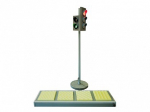 Электрифицированная модель транспортного и пешеходного светофоров на стойке и основании с "Виртуальным учителем" и с панелью образцами тактильной тротуарной плитки для слепых и слабовидящих пешеходов - fgospostavki.ru - Москва